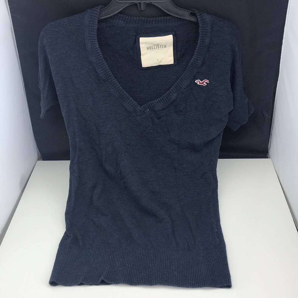Hollister size S v neck top